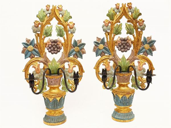 A pair of curved and painted wood scones  - Auction Antiquities, Interior Decorations and Vintage  from the Panarello Gallery in Taormina - Maison Bibelot - Casa d'Aste Firenze - Milano