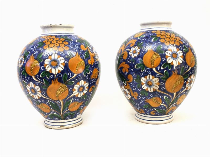 Coppia di Vasi Globulari in Ceramica Dipinti con Melograne