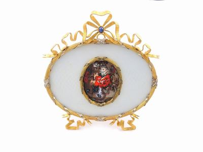 Portaritratti da Tavolo in Oro Giallo, Argento, Smalti, Diamanti e Miniatura Centrale