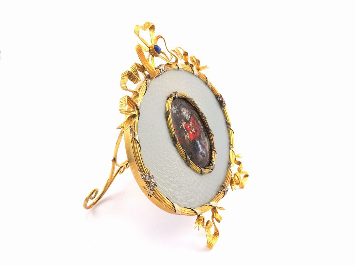Portaritratti da Tavolo in Oro Giallo, Argento, Smalti, Diamanti e Miniatura Centrale