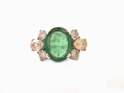 Anello in Oro Bianco, Diamanti Incolori e Fancy Colour e Smeraldo