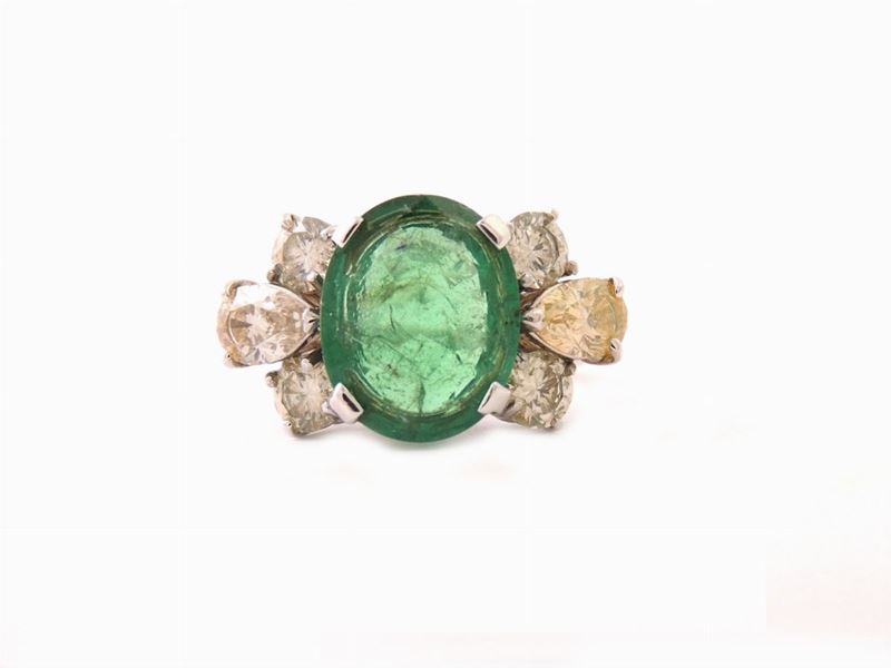 Anello in Oro Bianco, Diamanti Incolori e Fancy Colour e Smeraldo