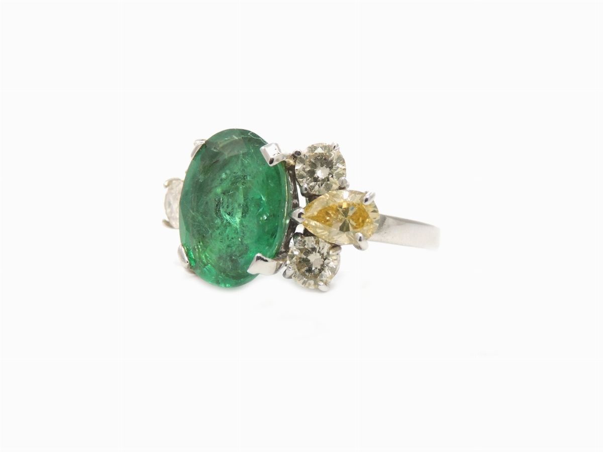 Anello in Oro Bianco, Diamanti Incolori e Fancy Colour e Smeraldo