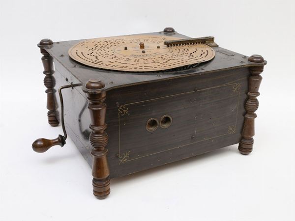A music box  - Auction Antiquities, Interior Decorations and Vintage  from the Panarello Gallery in Taormina - Maison Bibelot - Casa d'Aste Firenze - Milano