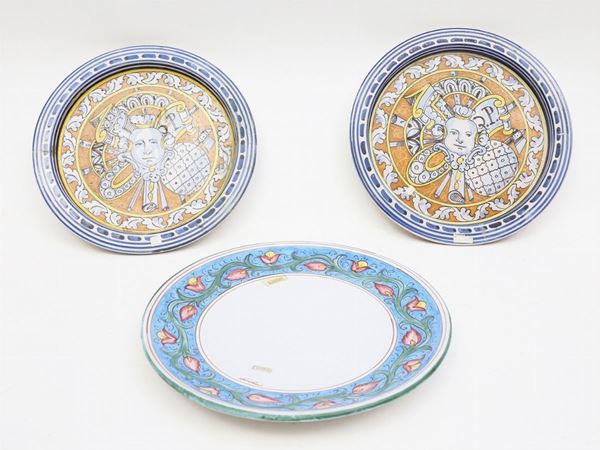 Coppia di piatti da parata in ceramica