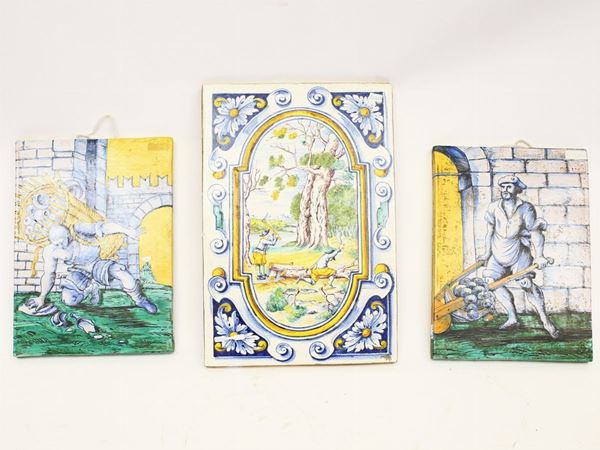Tre placche in terracotta smaltata  - Asta Arredi e Dipinti Antichi da un appartamento fiorentino - Maison Bibelot - Casa d'Aste Firenze - Milano