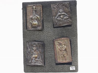 Otto Placche in Argento Sbalzato