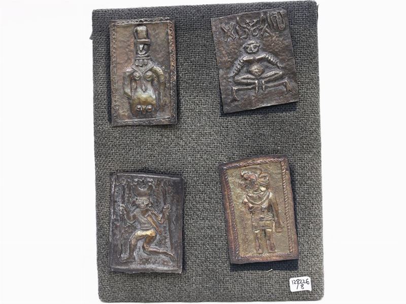 Otto Placche in Argento Sbalzato