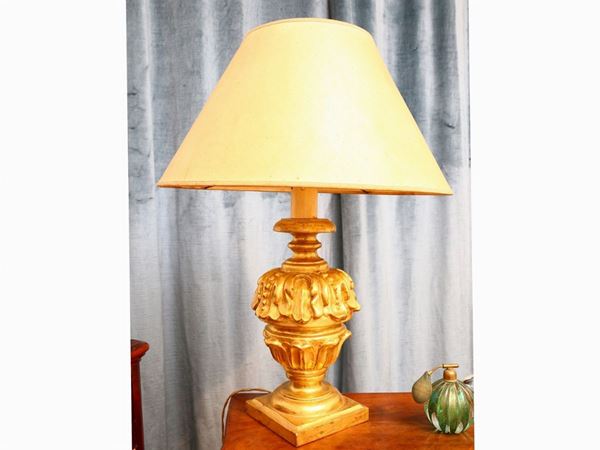 A giltwood table lamp