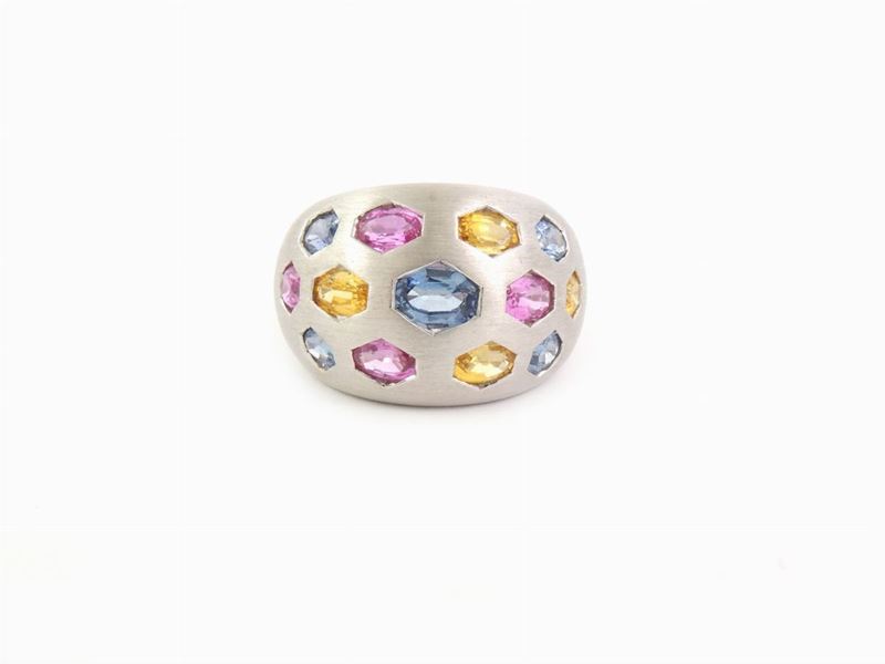 Anello in Oro Bianco Satinato con Zaffiri Multicolori