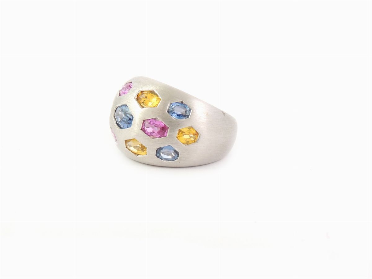 Anello in Oro Bianco Satinato con Zaffiri Multicolori
