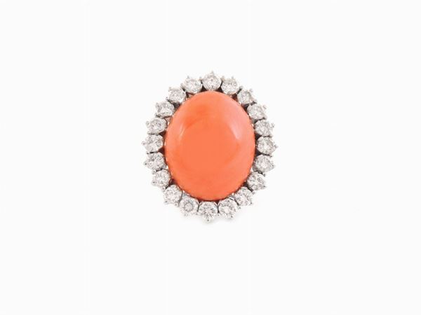 Anello a margherita in oro bianco con diamanti e corallo rosa arancio