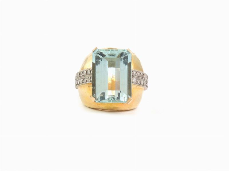 Anello a Fascia in Oro Giallo e Bianco con Diamanti e Acquamarina