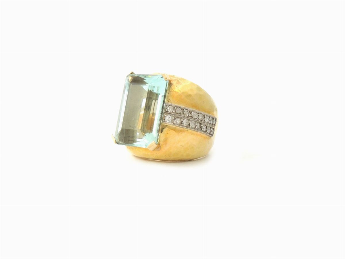 Anello a Fascia in Oro Giallo e Bianco con Diamanti e Acquamarina