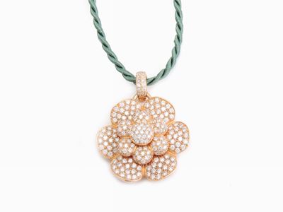 Pendente in Oro Rosa con Diamanti Montato su Cordoncino in Seta Verde