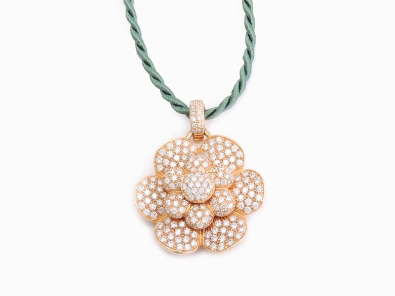 Pendente in Oro Rosa con Diamanti Montato su Cordoncino in Seta Verde