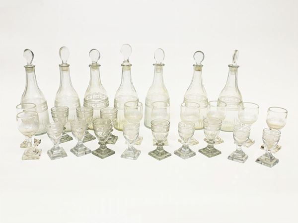 Serie di sette piccole bottiglie da vino in cristallo