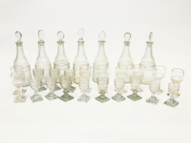 Serie di Sette Piccole Bottiglie da Vino in Cristallo