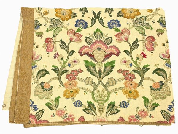 A paliotto in silk brocade  (18th century)  - Auction Antiquities, Interior Decorations and Vintage  from the Panarello Gallery in Taormina - Maison Bibelot - Casa d'Aste Firenze - Milano