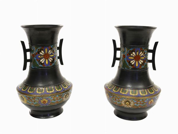 A pair of cloisonné vases  (China, early 20th century)  - Auction Antiquities, Interior Decorations and Vintage  from the Panarello Gallery in Taormina - Maison Bibelot - Casa d'Aste Firenze - Milano
