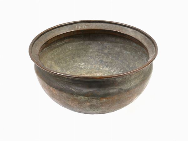 A large copper basin  (19th century)  - Auction Antiquities, Interior Decorations and Vintage  from the Panarello Gallery in Taormina - Maison Bibelot - Casa d'Aste Firenze - Milano