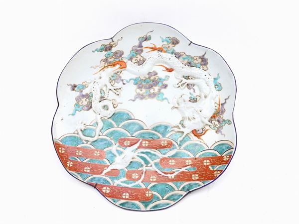 A large porcelain plate  (Chine, late 19th century)  - Auction Antiquities, Interior Decorations and Vintage  from the Panarello Gallery in Taormina - Maison Bibelot - Casa d'Aste Firenze - Milano