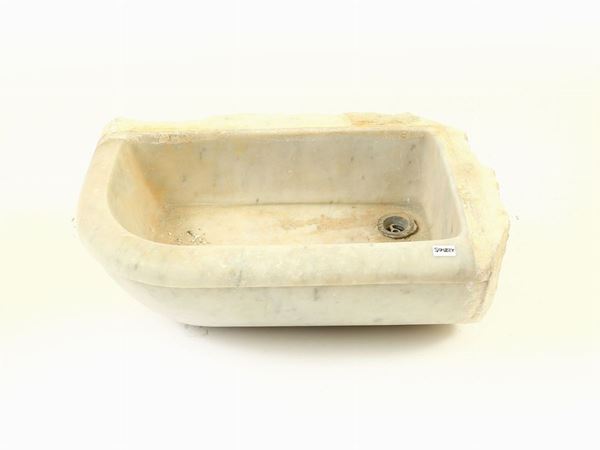 A small white marble basin  - Auction Antiquities, Interior Decorations and Vintage  from the Panarello Gallery in Taormina - Maison Bibelot - Casa d'Aste Firenze - Milano