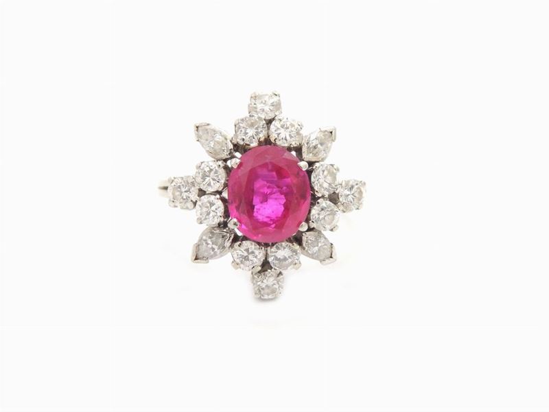 Anello a Margherita in Oro Bianco con Diamanti e Rubino Naturale Birmano