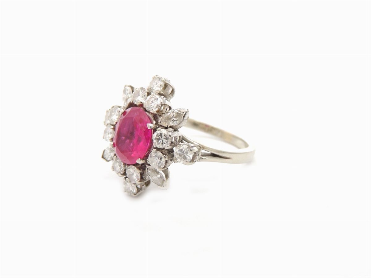 Anello a Margherita in Oro Bianco con Diamanti e Rubino Naturale Birmano