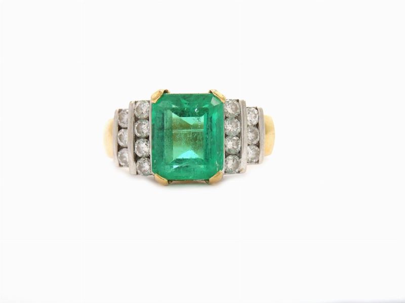 Anello in Oro Bianco e Giallo con Diamanti e Smeraldo Colombiano