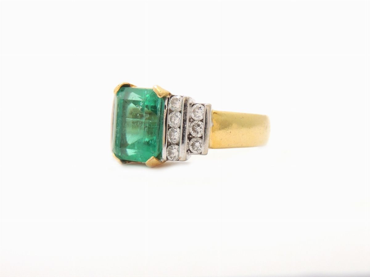 Anello in Oro Bianco e Giallo con Diamanti e Smeraldo Colombiano