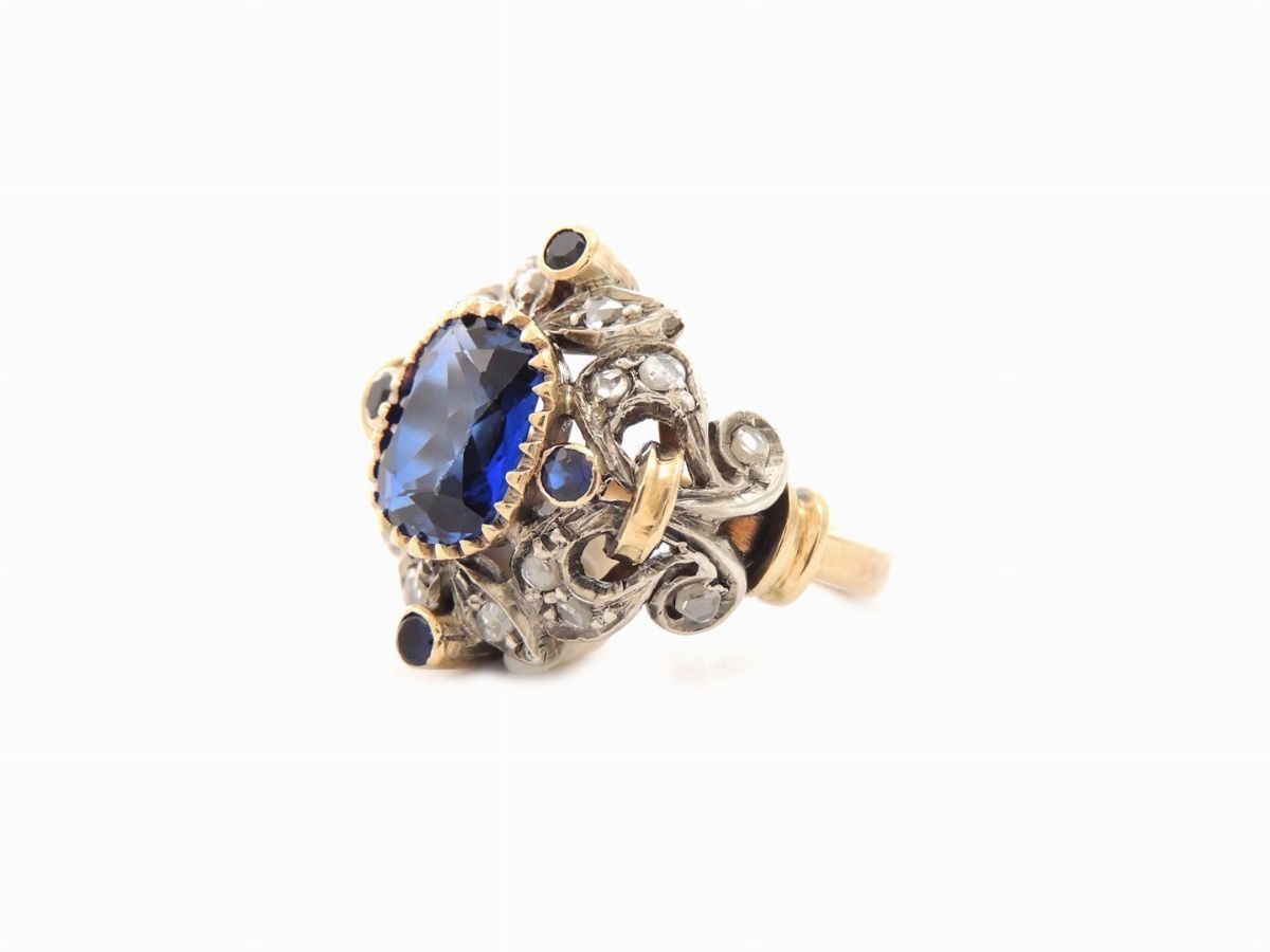 Anello a Margherita in Oro Giallo e Argento con Diamanti, Zaffiri e Zaffiro Sintetico