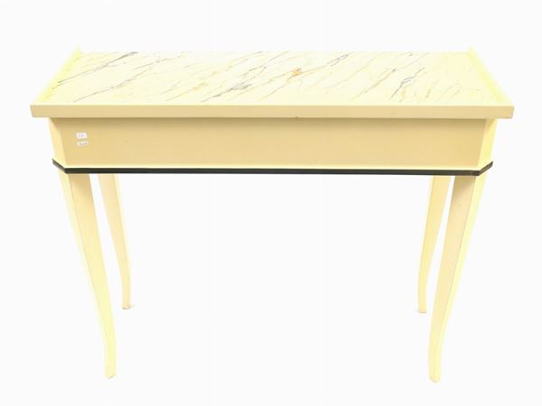 Piccola console in legno laccato color avorio