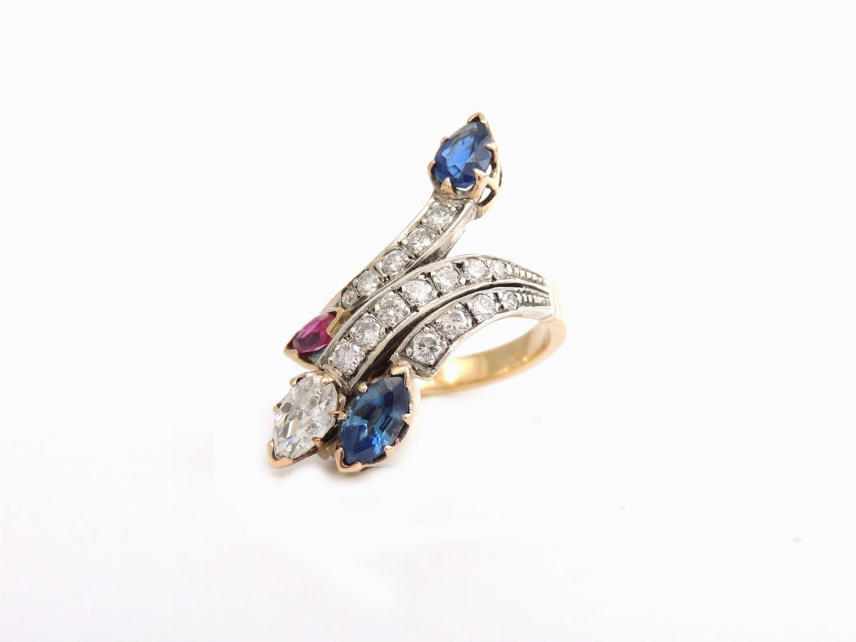 Anello in Oro Giallo e Bianco con Diamanti, Rubini e Zaffiri