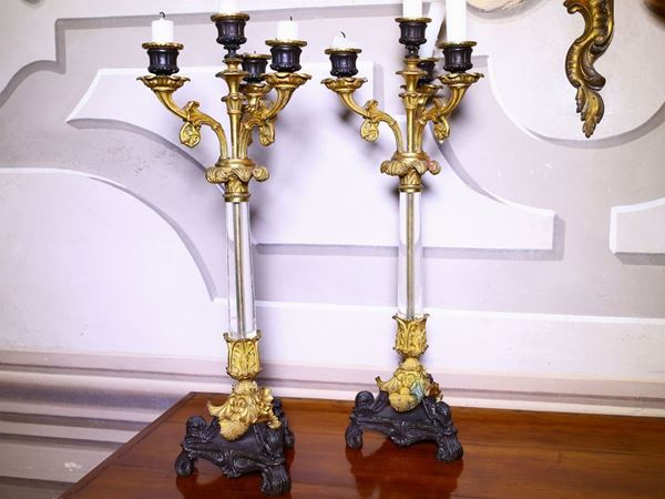 Coppia di candelabri in bronzo dorato e patinato e cristallo