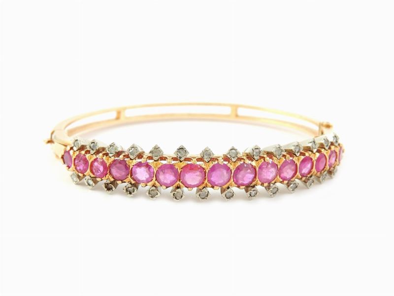 Bracciale Rigido in Oro Giallo con Diamanti e Rubini Birmani