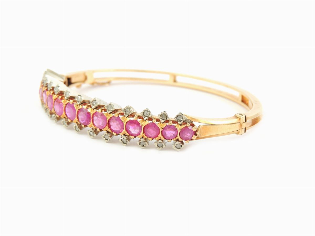 Bracciale Rigido in Oro Giallo con Diamanti e Rubini Birmani