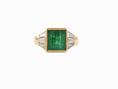 Anello in Oro Giallo con Diamanti e Smeraldo