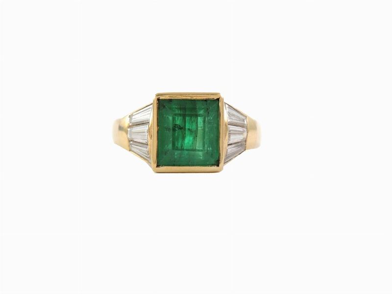Anello in Oro Giallo con Diamanti e Smeraldo