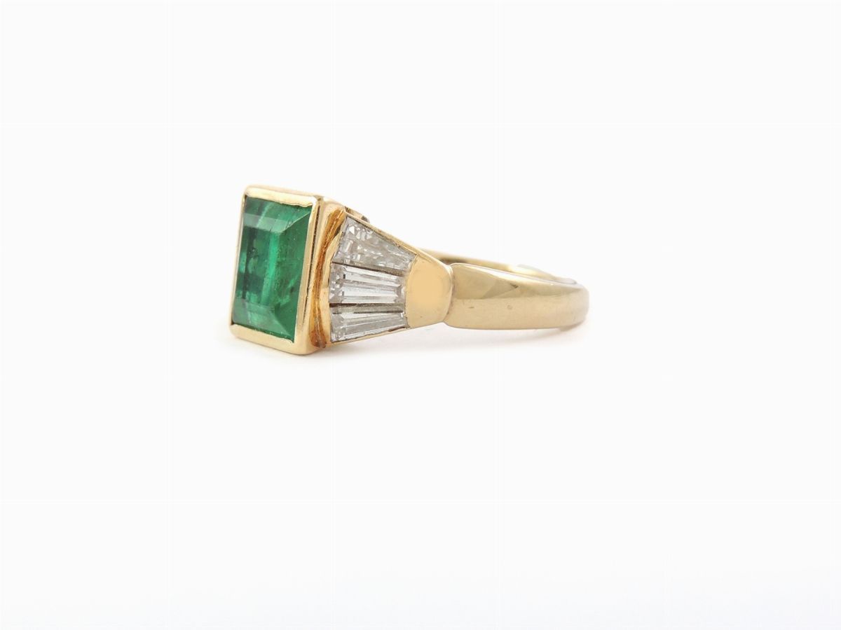 Anello in Oro Giallo con Diamanti e Smeraldo