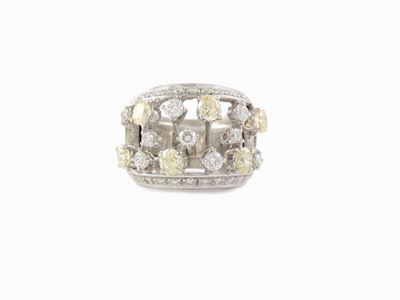 Anello a Fascia in Oro Bianco con Diamanti Incolori e Fancy Colour