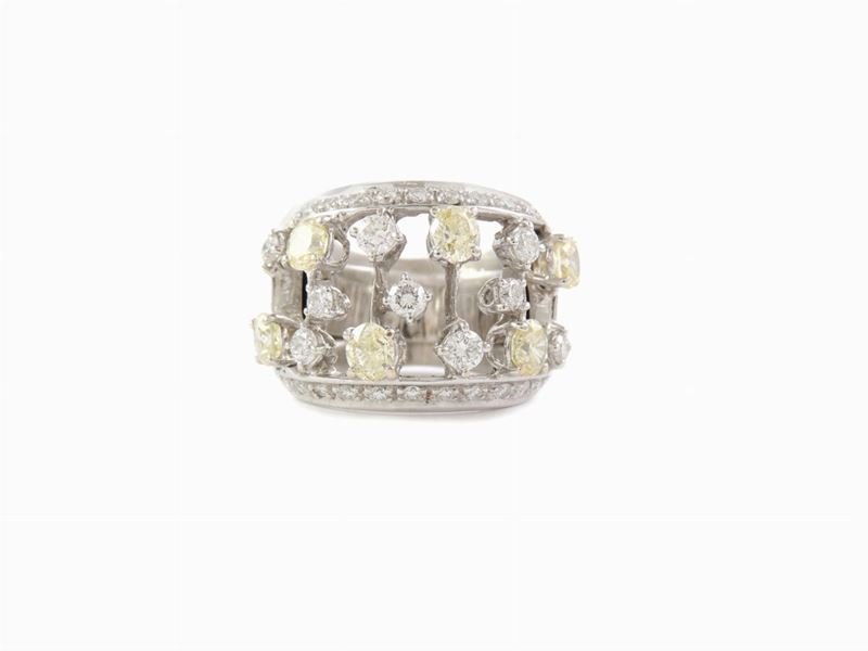Anello a Fascia in Oro Bianco con Diamanti Incolori e Fancy Colour