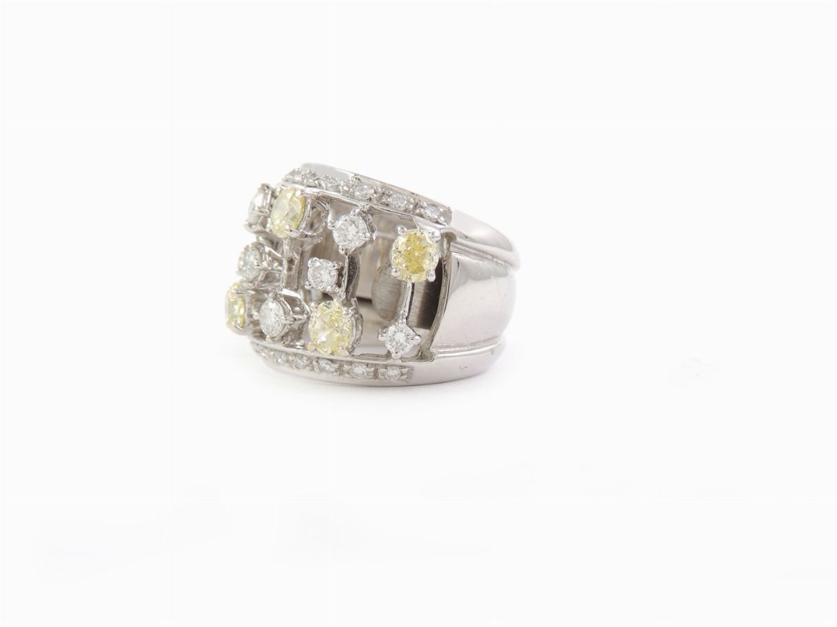 Anello a Fascia in Oro Bianco con Diamanti Incolori e Fancy Colour