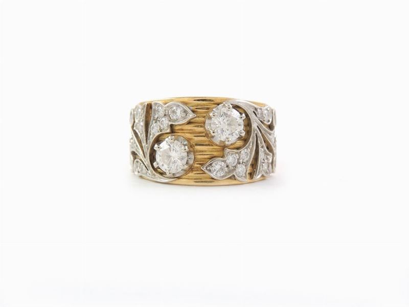 Anello a Fascia in Oro Giallo Fesonato con Applicazioni in Oro Bianco e Diamanti
