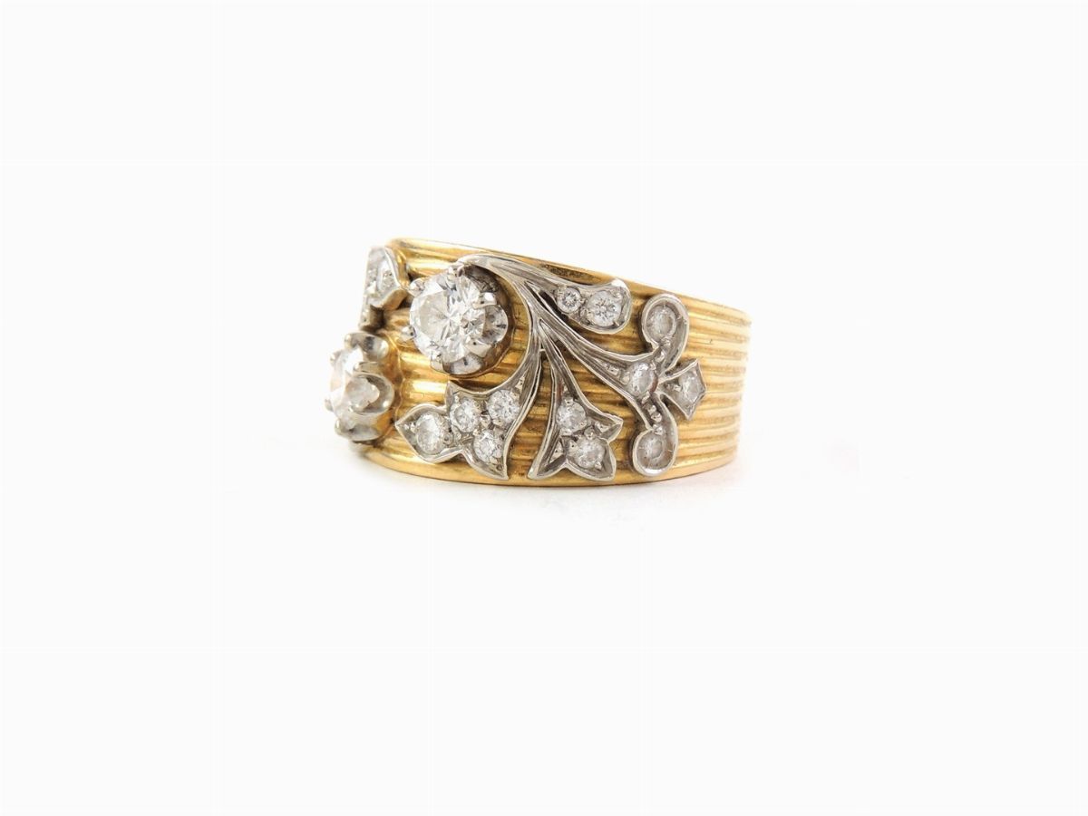 Anello a Fascia in Oro Giallo Fesonato con Applicazioni in Oro Bianco e Diamanti