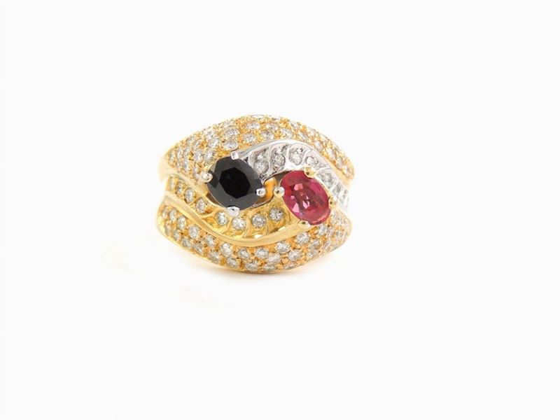 Anello in Oro Giallo con Diamanti, Zaffiro e Rubino