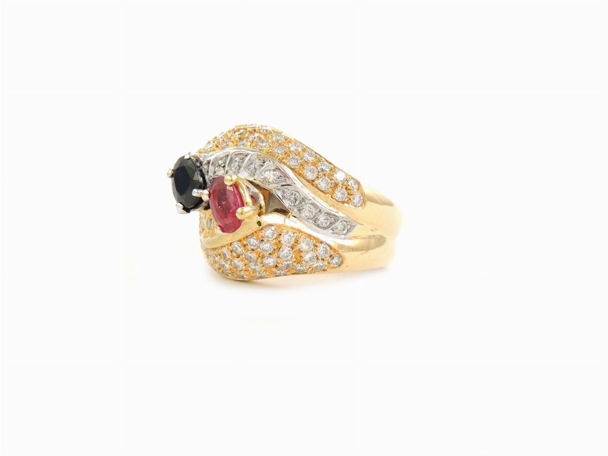 Anello in Oro Giallo con Diamanti, Zaffiro e Rubino