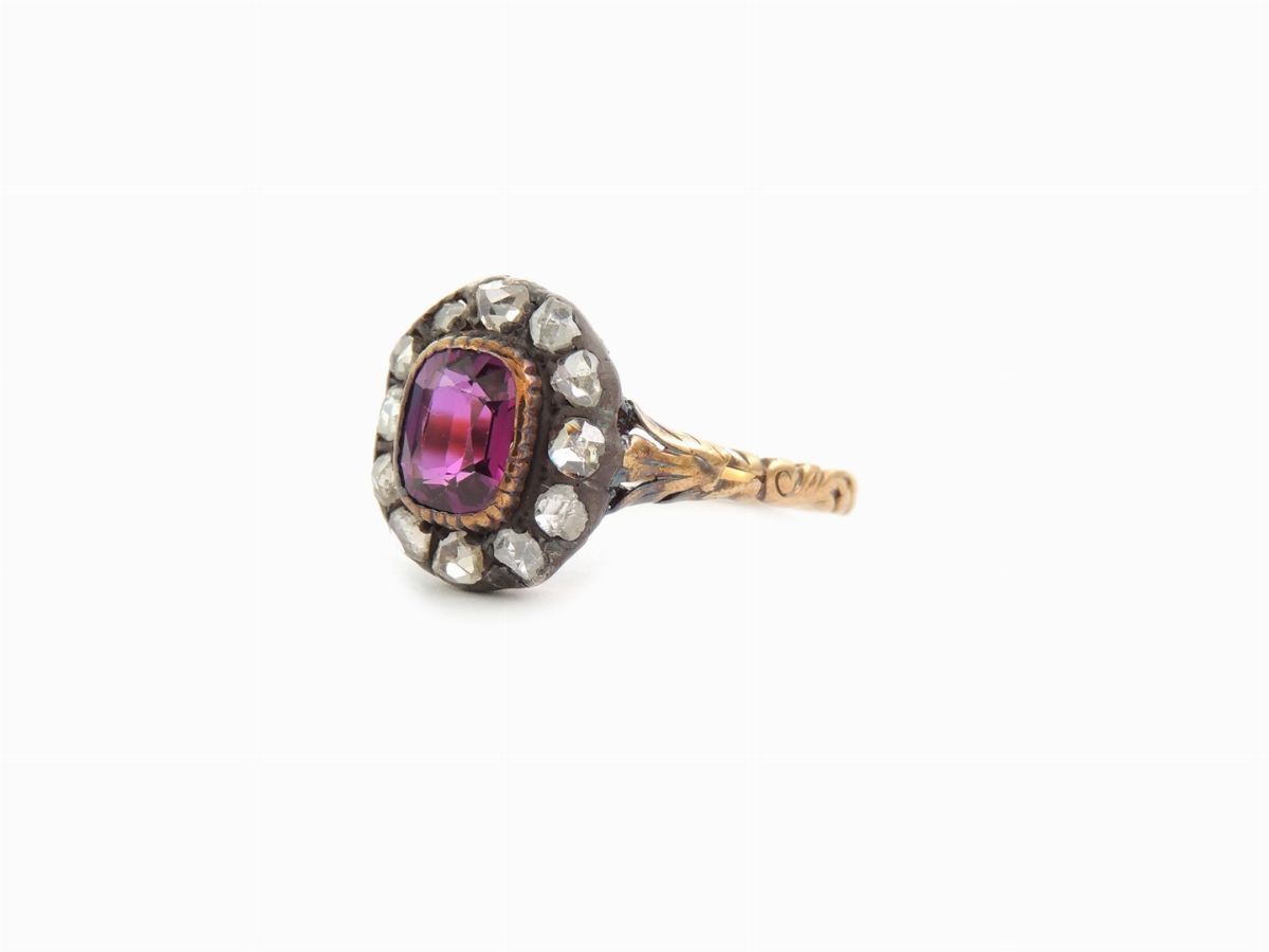 Anello in Oro Giallo e Argento con Diamanti e Rubino Sintetico