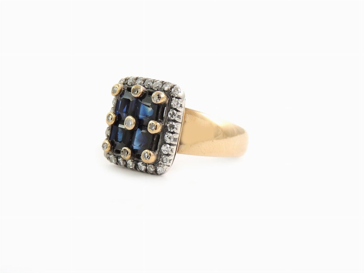 Anello in Oro Giallo e Bianco con Diamanti e Zaffiri