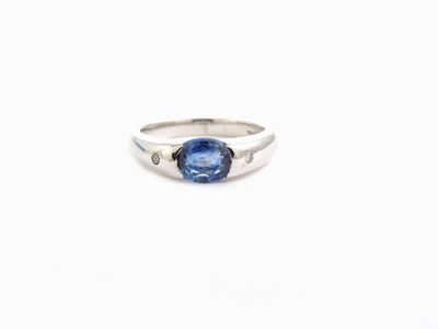 Anello a Fascia in Oro Bianco con Diamanti e Zaffiro